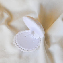 Load image into Gallery viewer, Velvet Shell Box