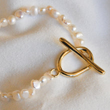 Load image into Gallery viewer, Toggle Clasp Pearl Bracelet