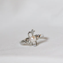 Load image into Gallery viewer, Pearl Flower Ring