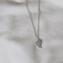 Load image into Gallery viewer, Leaf Necklace