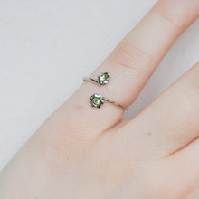 Load image into Gallery viewer, Rhinestone Flower Ring
